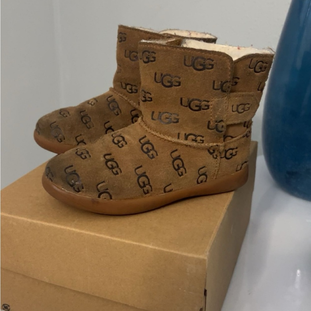 UGG Tan Logo Kids Boots - Picture 1 of 2